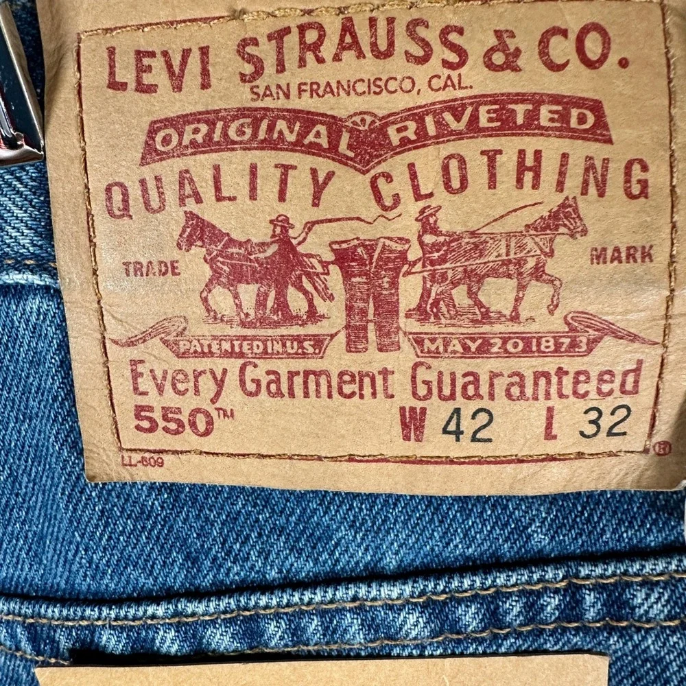 NWT Levi's 550 Jeans Mens 42x32 Blue Relaxed Fit Medium Wash Denim Red Tab